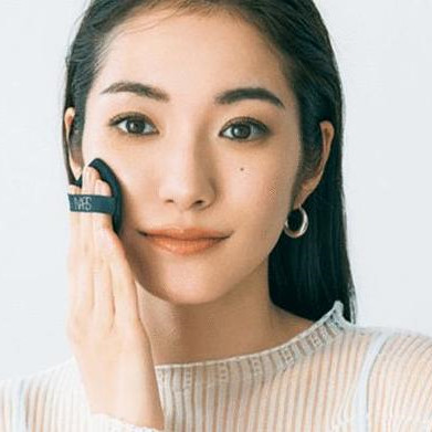 干皮不用散粉怎么定妝，干皮定妝用散粉好還是定妝噴霧好