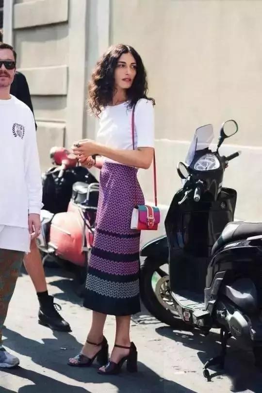 你那件白T恤，怎么搭裙子最時(shí)髦？