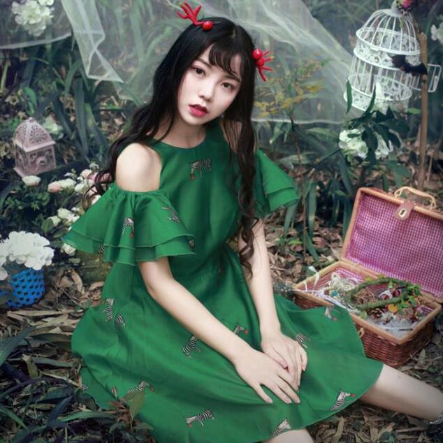 服飾時(shí)裝街拍陽(yáng)光下的女孩，文藝小清新?lián)磹?ài)