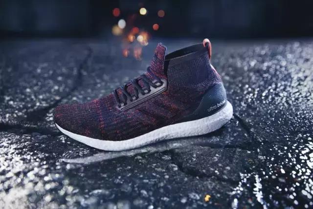 這下 OK 了，秋冬你也可以穿著 adidas UltraBOOST 咯