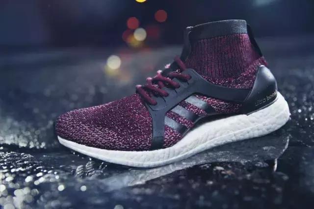 這下 OK 了，秋冬你也可以穿著 adidas UltraBOOST 咯