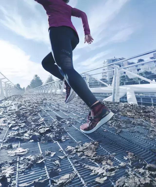 這下 OK 了，秋冬你也可以穿著 adidas UltraBOOST 咯
