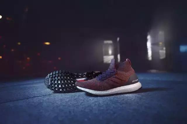 這下 OK 了，秋冬你也可以穿著 adidas UltraBOOST 咯