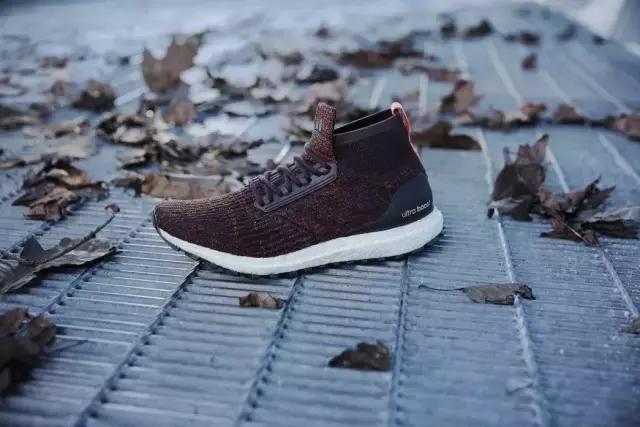 這下 OK 了，秋冬你也可以穿著 adidas UltraBOOST 咯