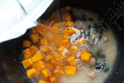 健康美食粥系列：養(yǎng)胃黑豆南瓜粥做法介紹