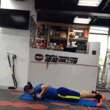 用一對(duì)啞鈴在家練出結(jié)實(shí)腹肌，撩起上衣盡顯男人本色