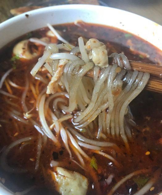 羊肉湯里煮上一盤豌豆尖，萬般愁悶都融在滾燙的湯里了