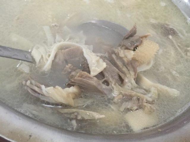 羊肉湯里煮上一盤豌豆尖，萬般愁悶都融在滾燙的湯里了