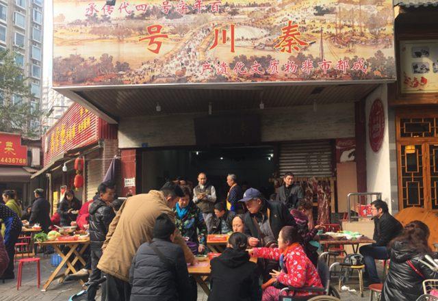 羊肉湯里煮上一盤豌豆尖，萬般愁悶都融在滾燙的湯里了