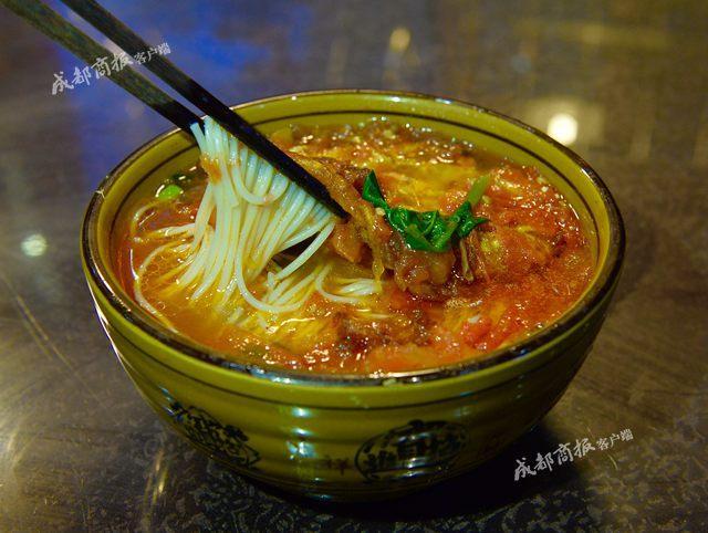 羊肉湯里煮上一盤豌豆尖，萬般愁悶都融在滾燙的湯里了
