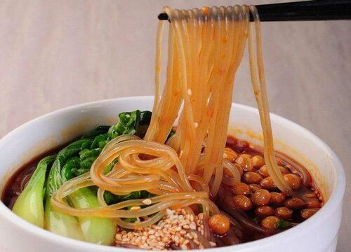 90后小伙賣酸辣粉月入10萬，賣酸辣粉有這么賺錢嗎