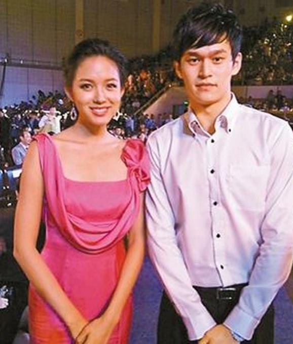 1米8左右男人和她合影滿臉尷尬，只有1米98的孫楊大獲全勝