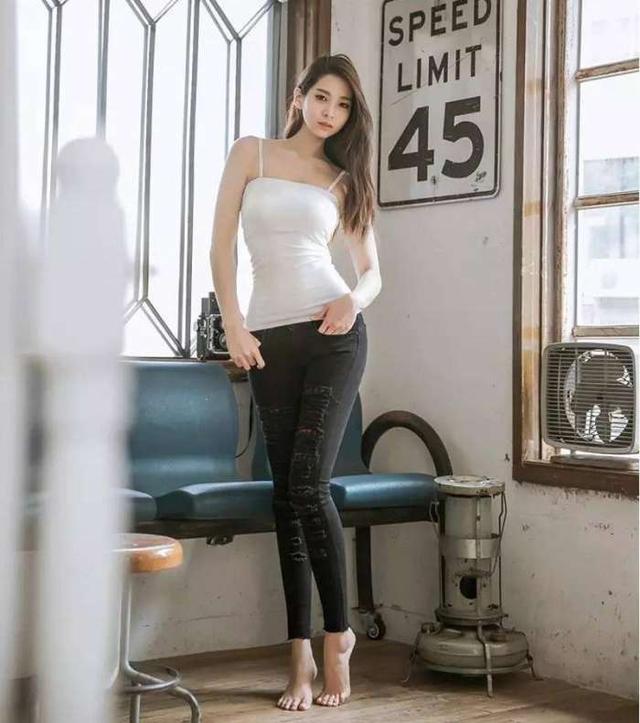 牛仔褲秀小蠻腰美的清秀，清新淡雅