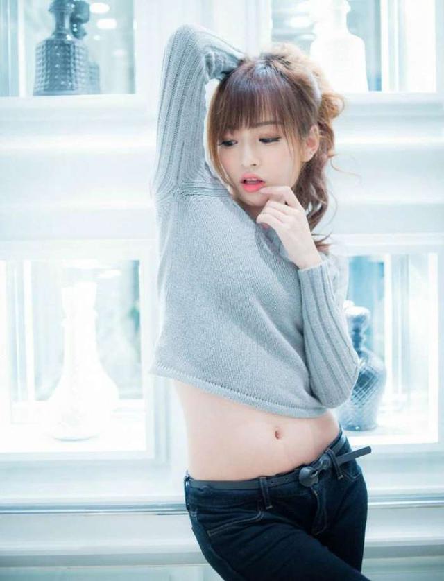 牛仔褲秀小蠻腰美的清秀，清新淡雅