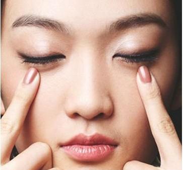 為什么你的眼部總是長脂肪粒？看看大神的巧妙做法
