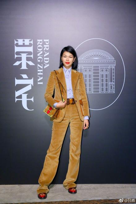 董潔章澤天章子怡劉濤同臺，董潔劉濤臺下坐一起，奶茶妹妹最低調