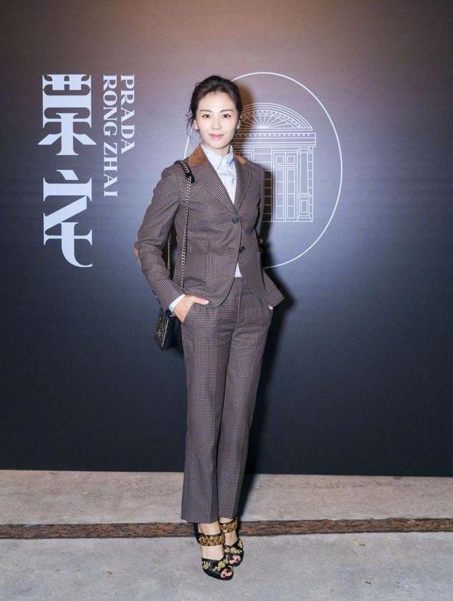 董潔章澤天章子怡劉濤同臺，董潔劉濤臺下坐一起，奶茶妹妹最低調(diào)