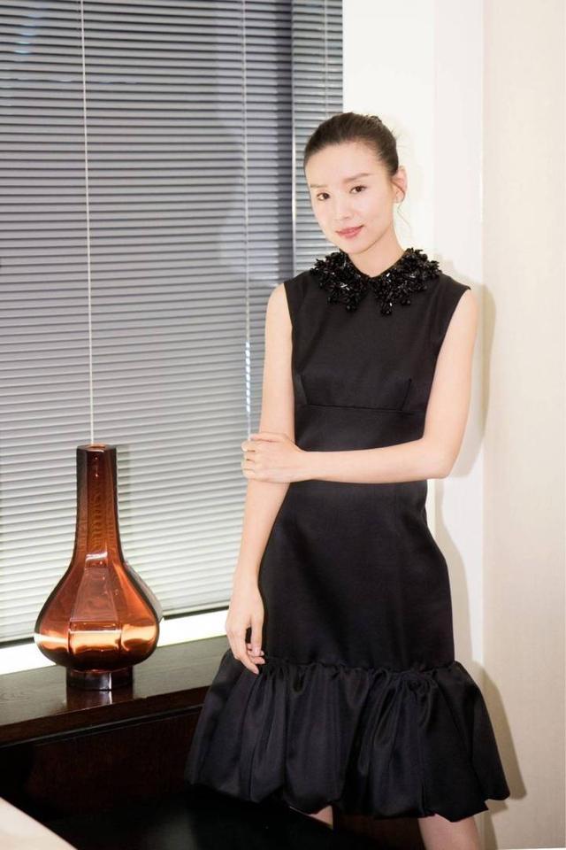 董潔章澤天章子怡劉濤同臺(tái)，董潔劉濤臺(tái)下坐一起，奶茶妹妹最低調(diào)