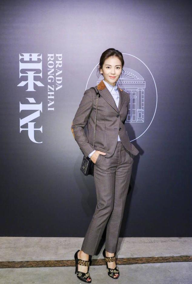 董潔章澤天章子怡劉濤同臺，董潔劉濤臺下坐一起，奶茶妹妹最低調(diào)