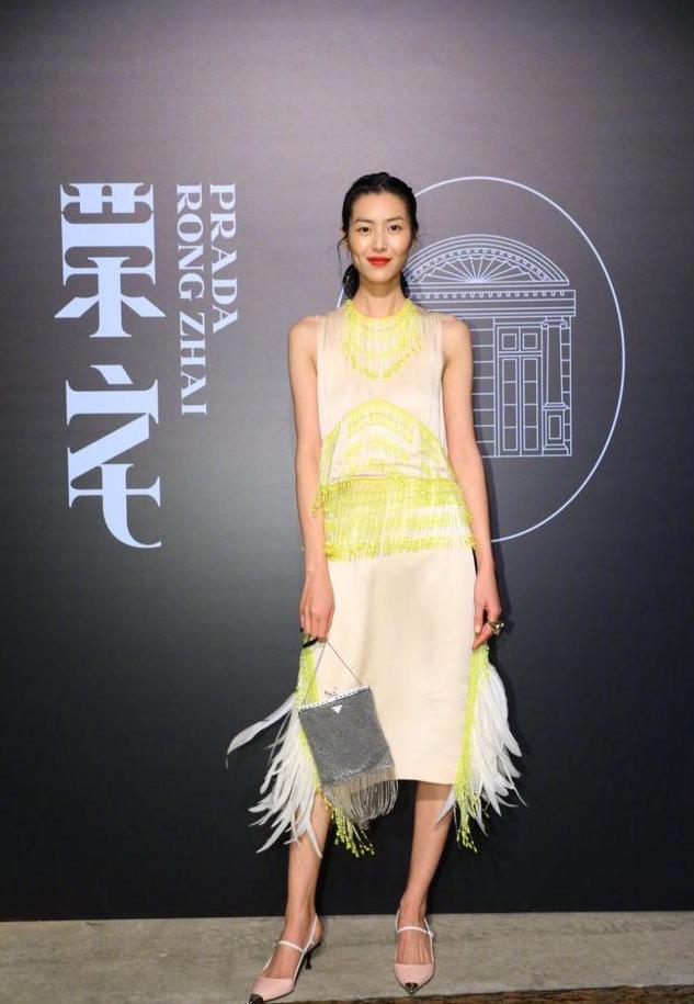 董潔章澤天章子怡劉濤同臺，董潔劉濤臺下坐一起，奶茶妹妹最低調
