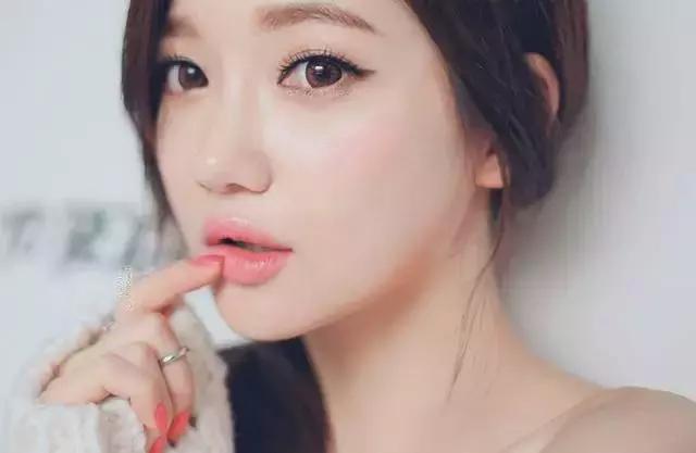 最流行的唇妝，自然柔和的色彩清新自然，這么美的唇，這么美的你