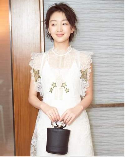 周冬雨身穿白色連衣裙，凌亂的短發(fā)像足可愛的小女生