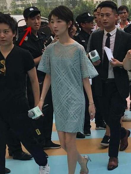 周冬雨身穿白色連衣裙，凌亂的短發(fā)像足可愛的小女生