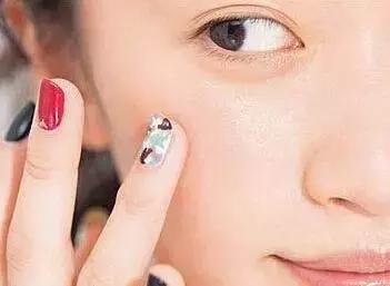 凡士林去黑頭，木瓜霜DIY彩妝？這些平價(jià)萬(wàn)能的東西還能怎么用？