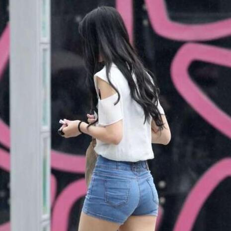 路人街拍牛仔褲南瓜臀 短褲穿出妙齡美少女范兒！