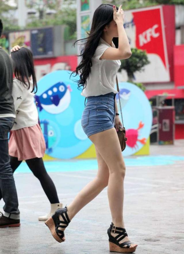 路人街拍，水蛇腰極品南瓜臀普通短褲穿出女神范兒妙齡美少女！