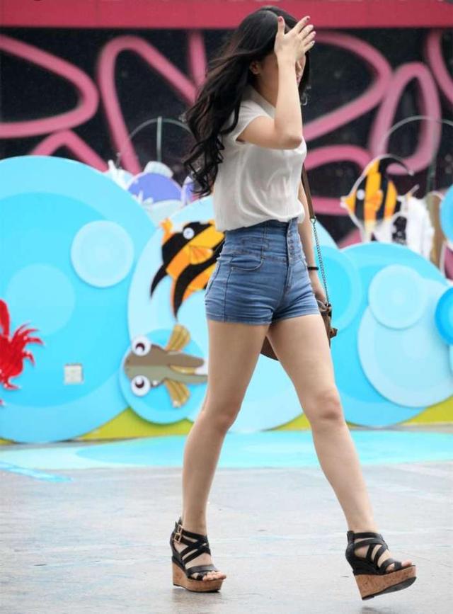 路人街拍，水蛇腰極品南瓜臀普通短褲穿出女神范兒妙齡美少女！