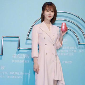 楊紫穿上一襲粉色西裝裙亮相，各種元素都能完美hold住