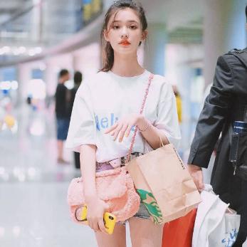 林允穿搭香蕉鞋現(xiàn)身機(jī)場，還是很少女的呢