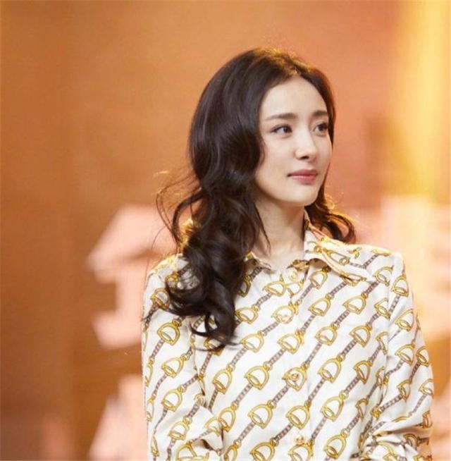 女人過了40歲，別急著剪短發(fā)！試試這4款燙發(fā)，女兒都夸年輕時(shí)髦