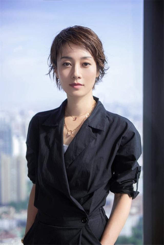 女人過了40歲，別急著剪短發(fā)！試試這4款燙發(fā)，女兒都夸年輕時(shí)髦
