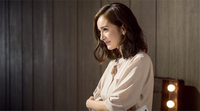 女人過了40歲，別急著剪短發(fā)！試試這4款燙發(fā)，女兒都夸年輕時(shí)髦