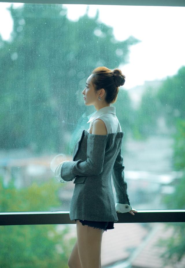 《怒海潛沙》她演阿寧，換上時(shí)裝卻像變了個(gè)人，都認(rèn)不出來了