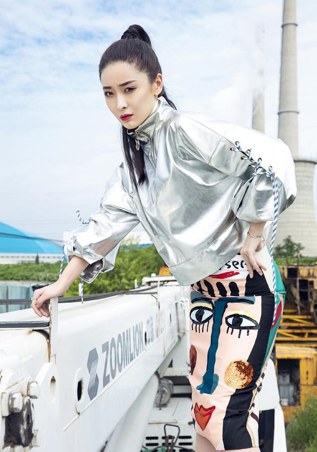 《怒海潛沙》她演阿寧，換上時(shí)裝卻像變了個(gè)人，都認(rèn)不出來了