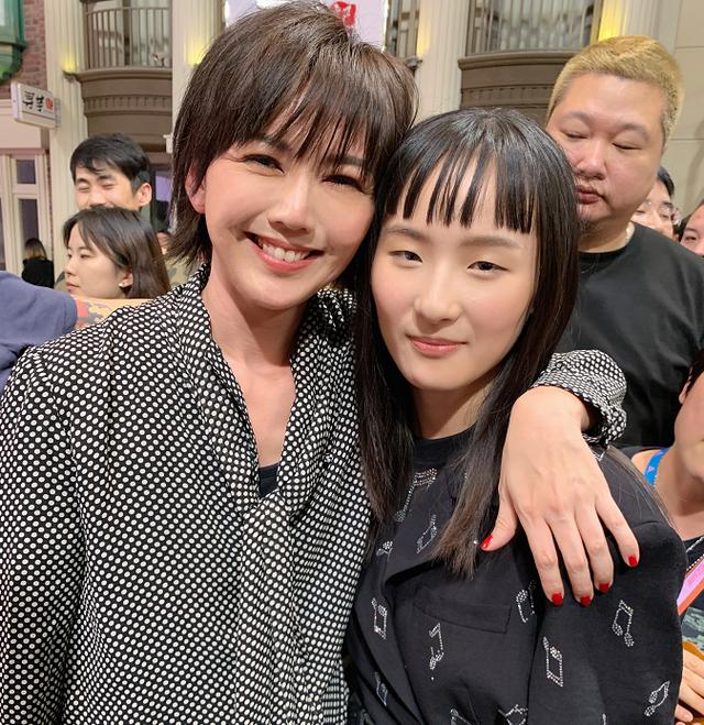 張鈺琪最新時尚大片致敬約翰列儂，挑戰(zhàn)男裝造型萌酷可愛