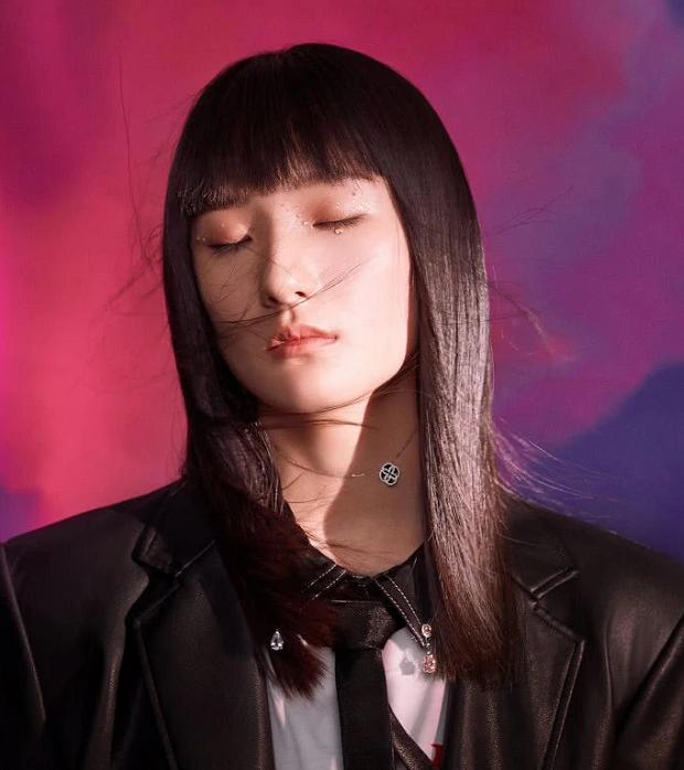張鈺琪最新時尚大片致敬約翰列儂，挑戰(zhàn)男裝造型萌酷可愛