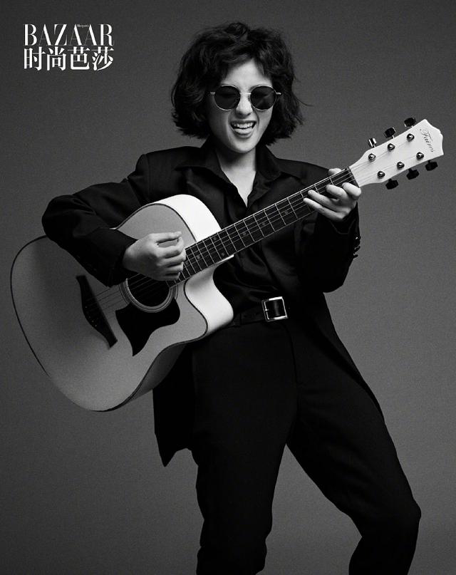 張鈺琪最新時尚大片致敬約翰列儂，挑戰(zhàn)男裝造型萌酷可愛