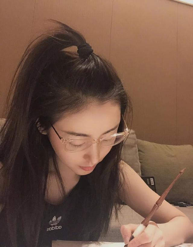 深蹲卸妝外加魔鬼的步伐 有哪個(gè)女明星健身能拼過她？
