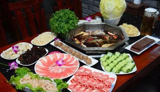 吃火鍋時(shí)，聰明人都會(huì)點(diǎn)這3樣菜，服務(wù)員一看就知道是內(nèi)行