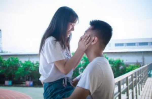 摟女朋友的正確姿勢圖，摟女朋友的腰和肩膀的區(qū)別