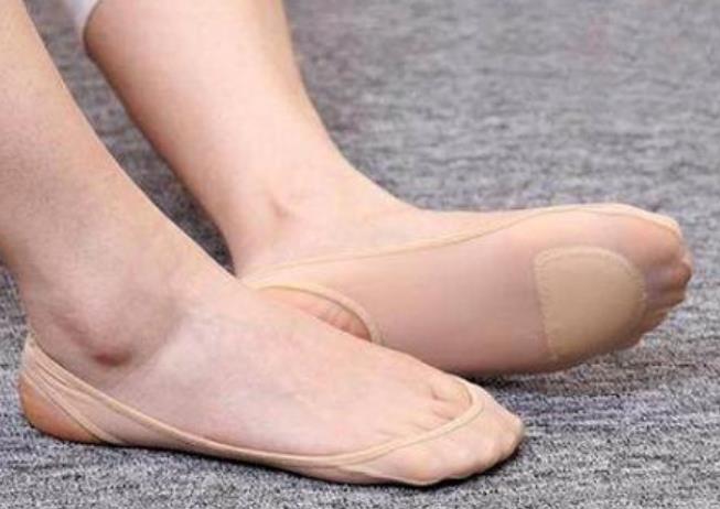 穿絲襪為什么腳容易臭，肉色的絲襪會臭腳嗎