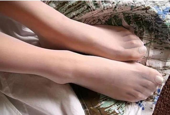 穿絲襪為什么腳容易臭，肉色的絲襪會臭腳嗎