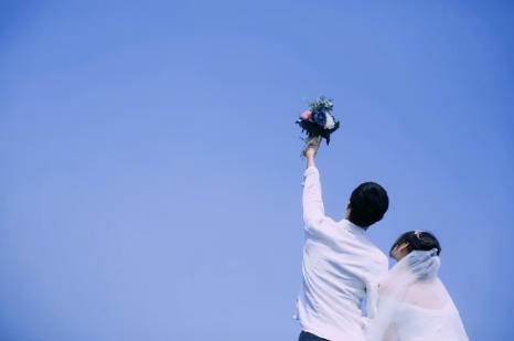 女人六種暗示愛(ài)上你，女人向男人示愛(ài)有哪種暗示