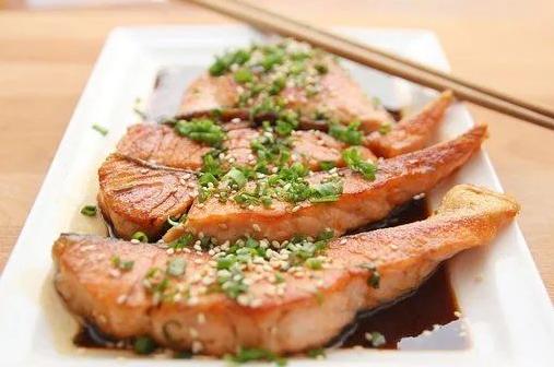 為什么愛吃魚的人聰明，吃魚先吃哪個部位是有什么講究