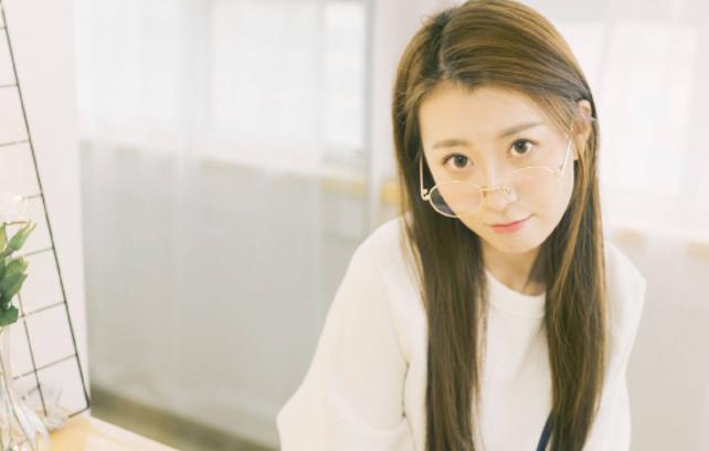 女生斜眼瞟你代表什么，為什么女生總是斜眼看你