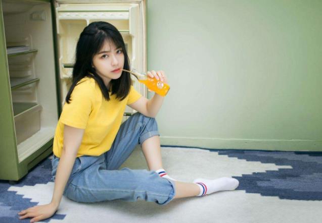 女生斜眼瞟你代表什么，為什么女生總是斜眼看你